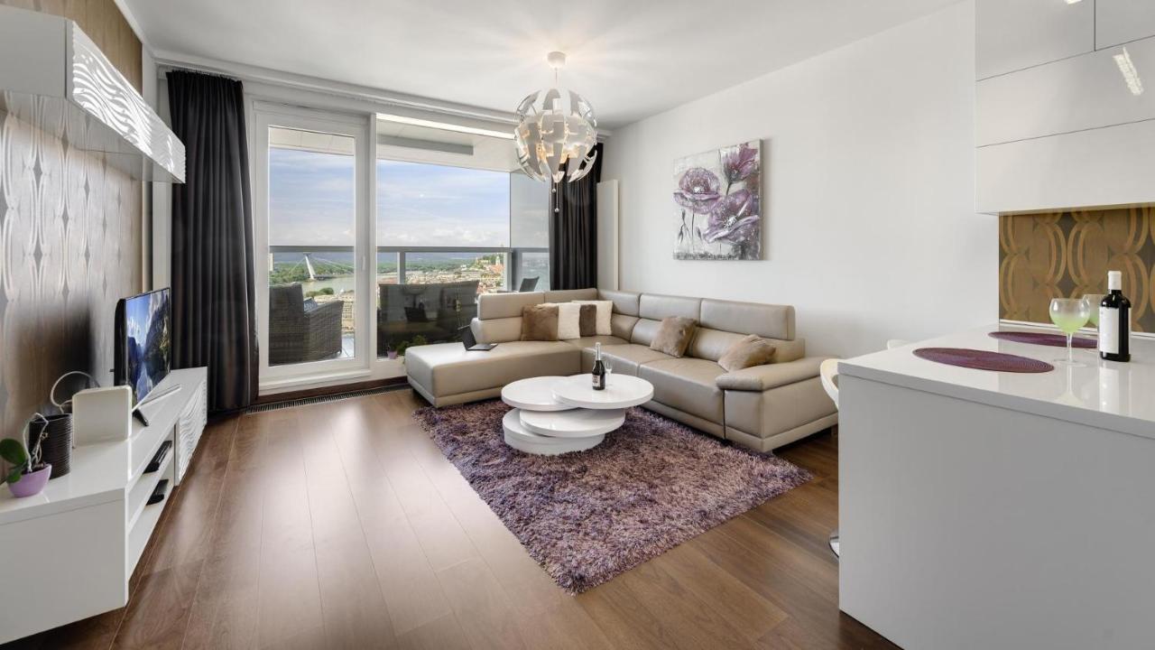 Ferienwohnung Panorama - Sunset And Castle View, 22Nd Floor, Garage, Ac Pressburg Exterior foto
