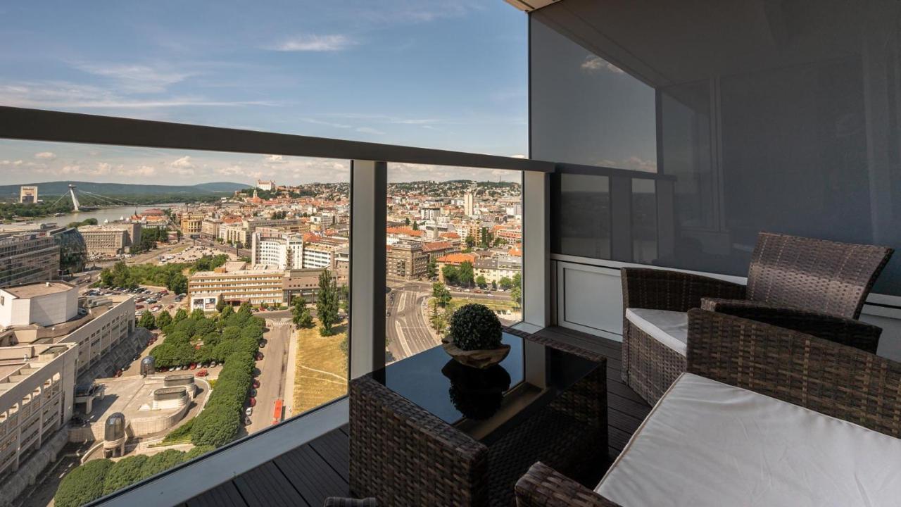 Ferienwohnung Panorama - Sunset And Castle View, 22Nd Floor, Garage, Ac Pressburg Exterior foto